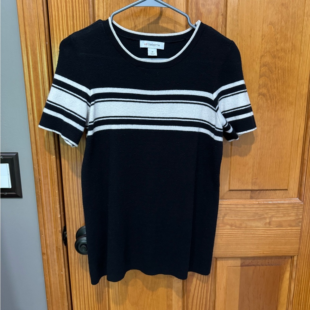 Liz Claiborne lightweight sweater top- size medium